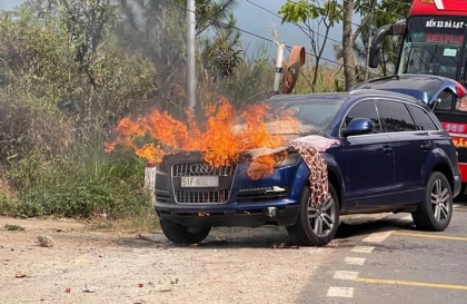 Clip TNGT: Audi Q7 đột nhiên bốc cháy khi đang leo đèo